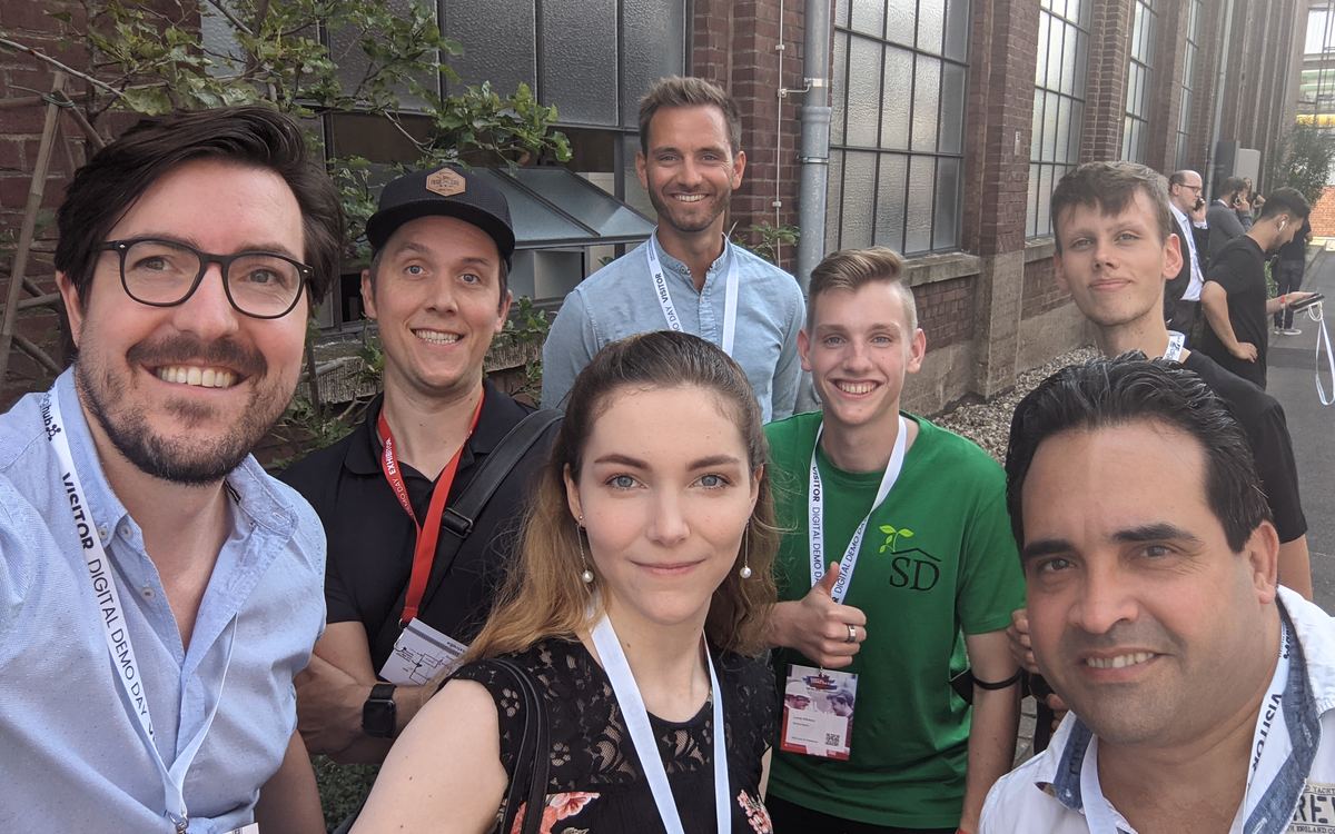 Selfie von Christian Wenzel mit seinem Team beim Digital Demo Day