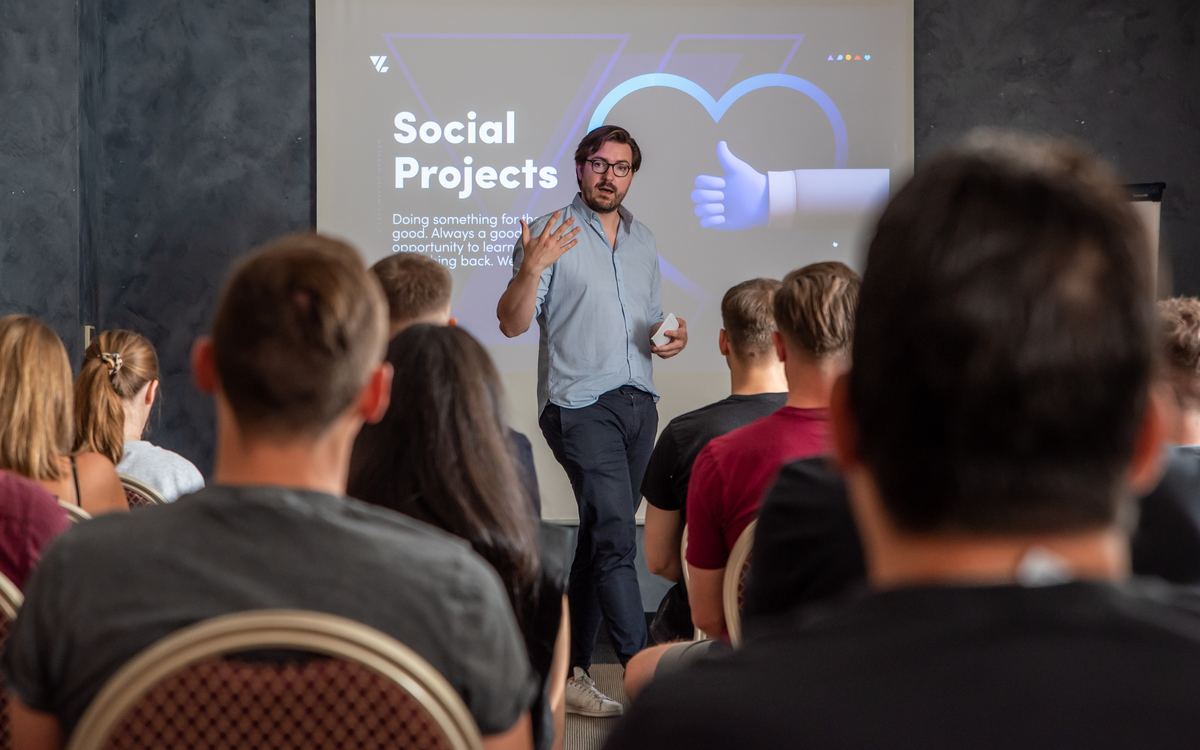 Christian Wenzel hält einen Vortrag vor dem Venture-Labs-Team